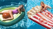 Illustratie voor: Deze hilarische luchtbedden zijn absolute musthaves voor dagen aan het water