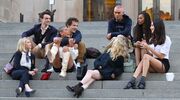 Illustratie voor: Spotted: De nieuwe Gossip Girl cast in actie