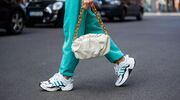 Illustratie voor: Joggingbroek outfits nemen het straatbeeld over + hier vind je de leukste