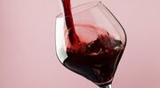 Illustratie voor: Een gezichtsmasker van rode wijn: dát is pas goed voor je huid