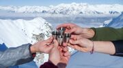 Illustratie voor: Gaat wintersport niet door? Bij deze take-away aprés-ski bar krijg je toch een beetje wintersportgevoel