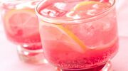 Illustratie voor: Cocktail time: dit cotton candy champagnecocktail recept is onze nieuwe favoriet 