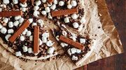 Illustratie voor: Met dit recept maak je een mega lekkere Kitkat chocoladepizza