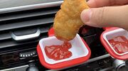 Illustratie voor: Lifehack: met deze handige sausbakjes kun jij altijd je saus kwijt in de auto