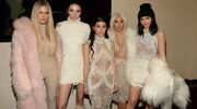 Illustratie voor: VIDEO: de Kardashians doen elkaar na en dit zorgt voor hilarische beelden