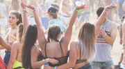 Illustratie voor: Even wegzwijmelen: dit is waarom jij en je besties naar Sziget moeten
