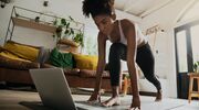 Illustratie voor: Vanuit huis sporten: met deze apps doe je dat