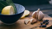 Illustratie voor: 40 teentjes alstublieft: recepten voor mensen die DOL zijn op knoflook