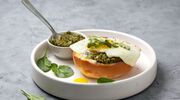 Illustratie voor: TikTok-recept: een lekker ontbijtje met deze pesto eieren