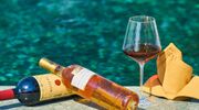 Illustratie voor: Wijnliefhebbers opgelet: je kan nu drijvende wijnglazen kopen voor op het strand