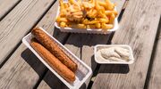 Illustratie voor: Vergeet high tea, dit weekend ga je aan de high frikandel met vriendinnen