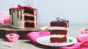 Illustratie voor: Alle Red Velvet-lovers opgelet! Zo maak je een Red Velvet Drip cake