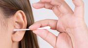 Illustratie voor: Onderzocht: zijn wattenstaafjes slecht voor je oren?