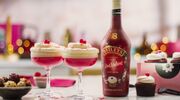 Illustratie voor: Zo maak je een Baileys Red Velvet Cupcake Martini cocktail met maar 3 ingrediënten!