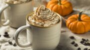 Illustratie voor: Shocking: Zoveel calorieën zitten er in een pumpkin spice latte van Starbucks