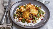 Illustratie voor: Vegetarisch recept: honing sesam halloumi met jalapeño yoghurt