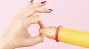 Illustratie voor: 14 intieme feiten die je eigenlijk wel moet weten over rubbertjes en glijmiddel