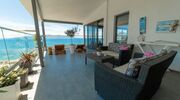 Illustratie voor: Dit luxe penthouse met uitzicht op zee huur je voor een bizar lage prijs