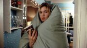 Bridget Jones opgerold in een deken.