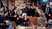 De cast van Friends in het café.