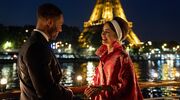 Een koppel staat tegenover elkaar met de Eiffeltoren als achtergrond.