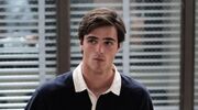 Jacob Elordi als Nate Jacobs in de serie Euphoria kijkt voor zich uit.