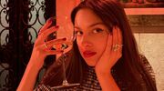 Olivia Rodrigo drinkt een mocktail.