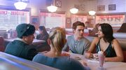De vrienden uit Riverdale zitten samen in een diner.
