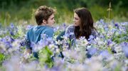 Bella en Edward in een veld vol bloemen.