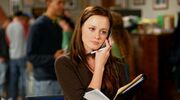 Rory die aan het bellen is met Lorelai van Gilmore Girls.