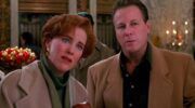Scène uit Home Alone waarin Kate en Peter McCallister die verbaasd de camera in kijken.