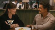 Pedro Pascal en Dakota Johnson zitten samen in een restaurant voor de film Materialists.