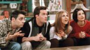 Scène uit Friends waarin Joey, Chandler, Rachel en Monica op de bank zitten en omhoog kijken.