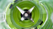 Een blender met groene inhoud.