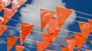 Oranje vlaggetjes.