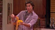 Spencer van ICarly staat met een spaghetti taco in zijn handen.