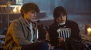 Wednesday en Tyler kijken samen naar een film.