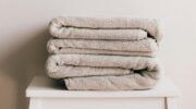 Een foto van een stapel handdoeken.