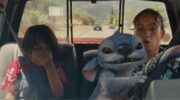scene in de auto met lilo, stitch en nani