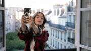 Scène uit Emily in Paris waarin Emily een selfie maakt.