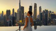 Een vrouw in Dubai.
