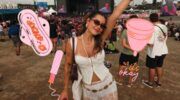 meisje op festival omringd door stickers van menstruatieproducten