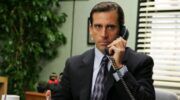 Man uit The Office aan de telefoon.