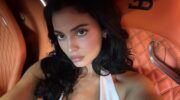 Selfie Kylie Jenner in een oranje auto.