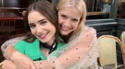 Lily Collins en Camille Razat maken een selfie.
