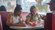 3 tieners zitten in een fastfood restaurant