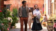 Emily en Marcello van Emily In Paris lopen samen door Italie