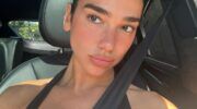 Zangeres Dua Lipa poseert voor een selfie in haar auto