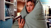Luie vrouw, zit verwikkeld in een deken met een bak ijs in haar hand. Ze kijkt verveeld. Bridget Jones