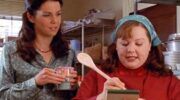 Kokkin en vriendin staan samen in een keuken. Ze schrijven iets op een briefje met een pollepel. Afbeelding uit: Gilmore Girls.